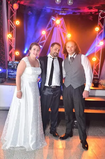 Komodín con los novios en la pista