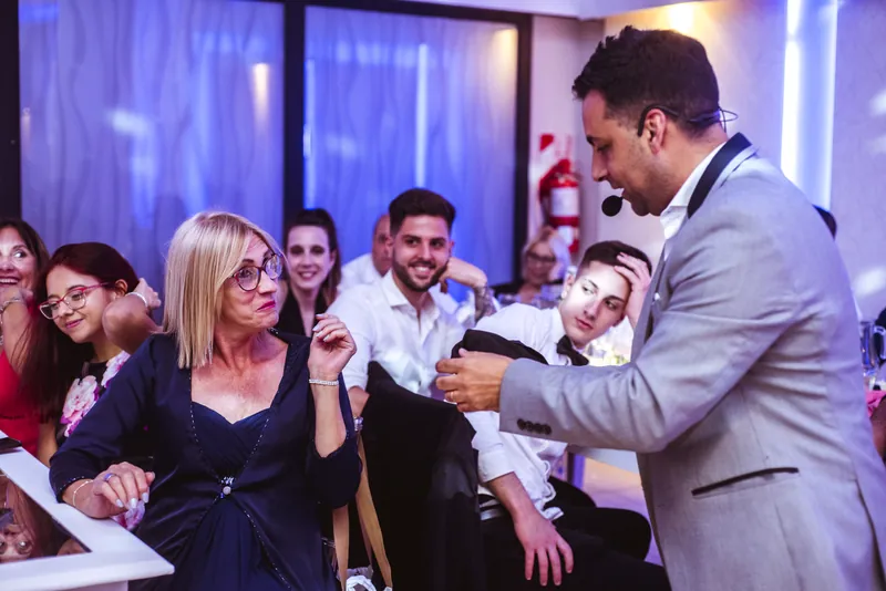 Truco en la mesa de invitados de un casamiento