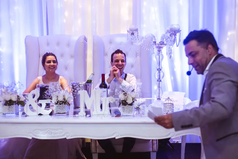 Komodín frente a la mesa de los novios