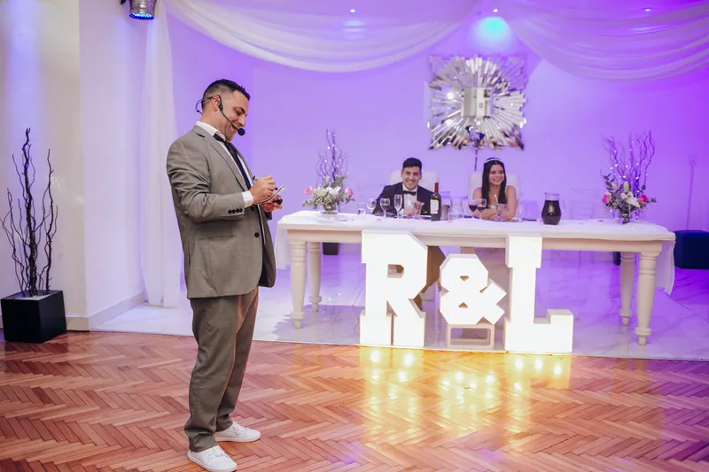 Show frente a la mesa principal de un casamiento