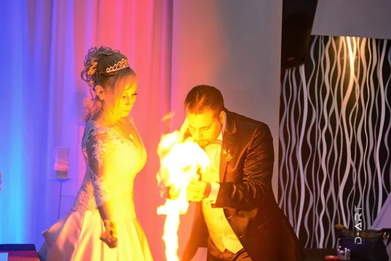 Truco con fuego al lado de la novia en un casamiento