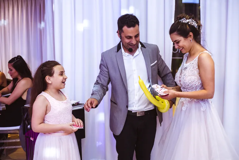 Truco con globo para la novia y una nena en un casamiento