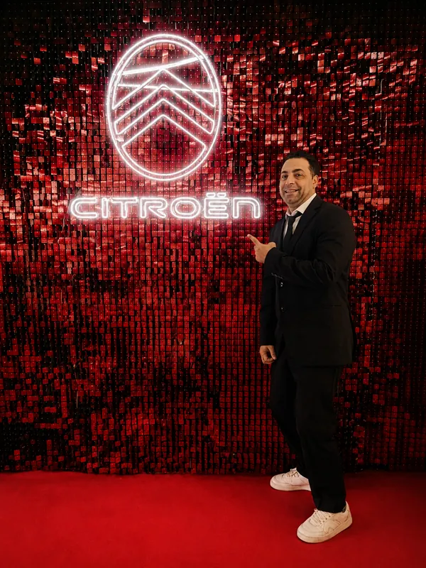 Komodín frente al logo de Citroën