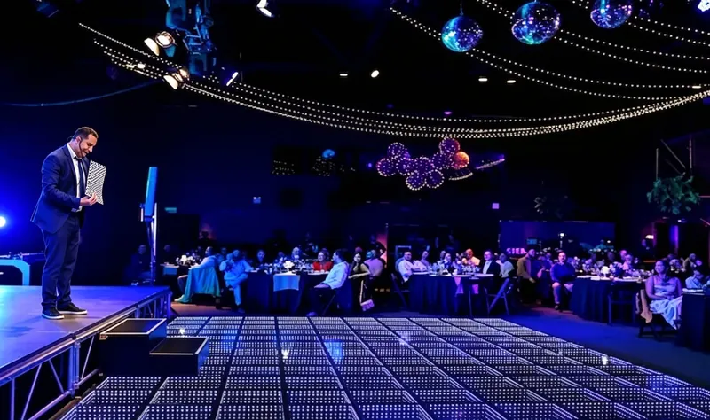 Escenario con pista de LED en un evento corporativo