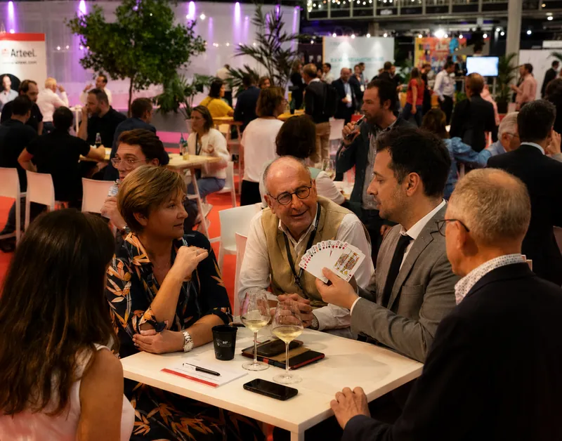 Truco de cartas en una mesa durante una feria empresarial
