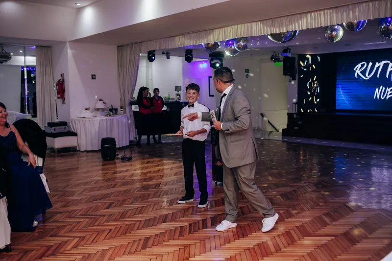 Un nene voluntario en la pista de una fiesta