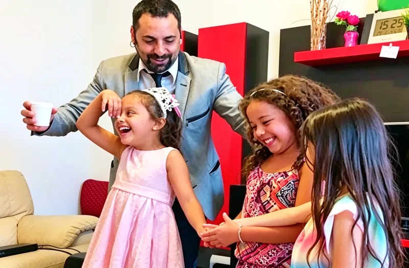 Nenas tentadas de risa en un cumple en casa