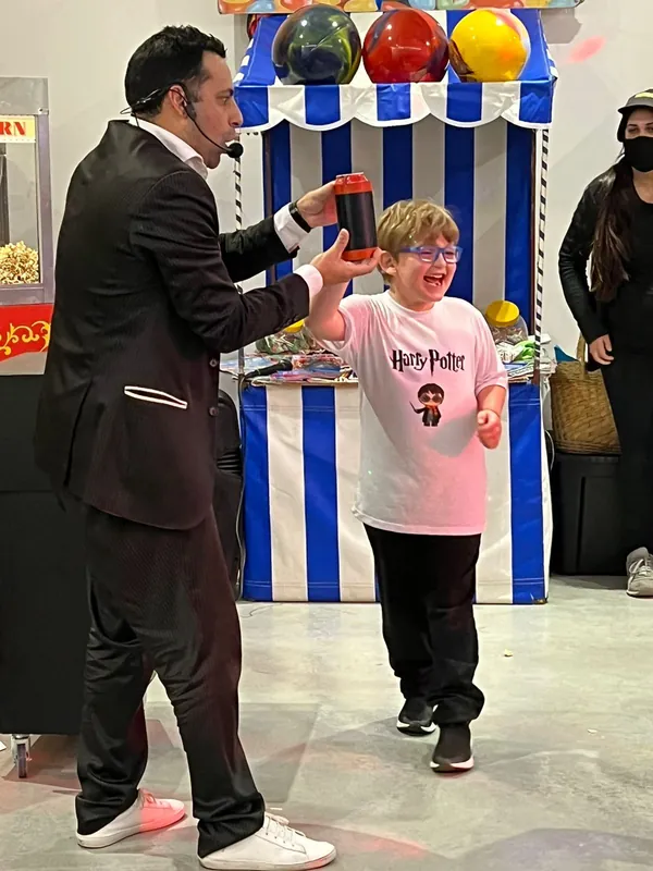 Un nene con remera de Harry Potter festeja un truco