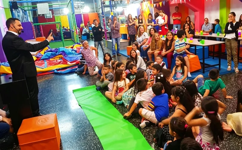 Show para chicos en un pelotero