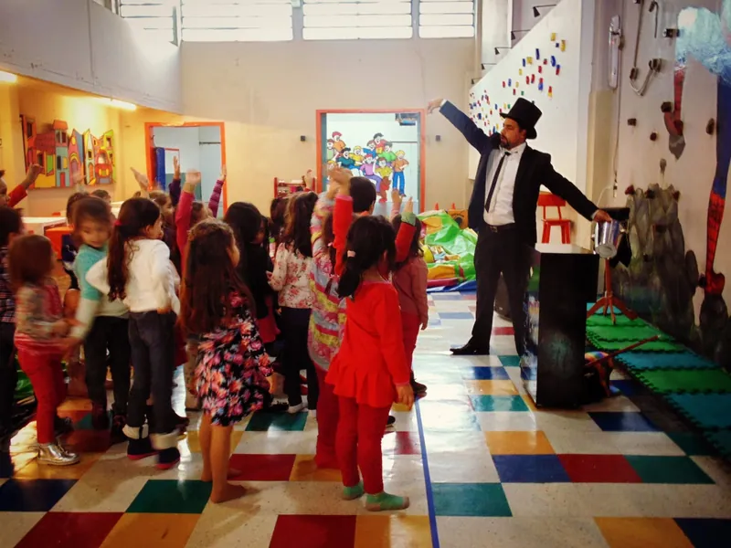 Chicos con las manos en alto en un salón de fiestas