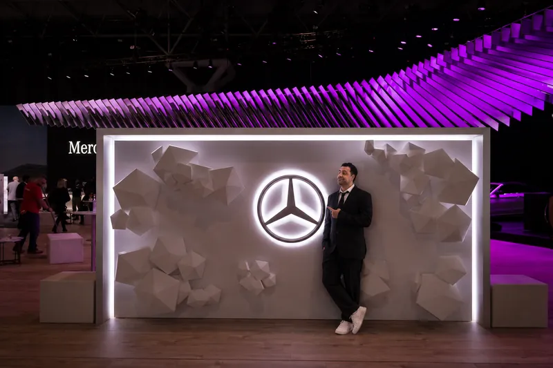 Komodín en el stand de Mercedes-Benz