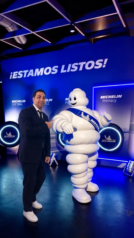 Komodín junto al muñeco de Michelin