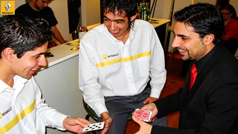 Truco de cartas con pilotos de Renault