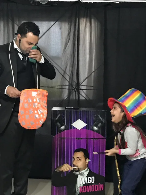 Komodín con su asistente de galera arcoíris