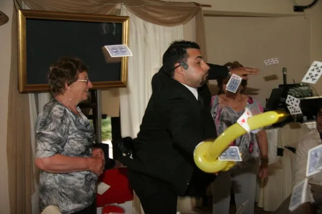 Cartas volando por el aire en pleno show