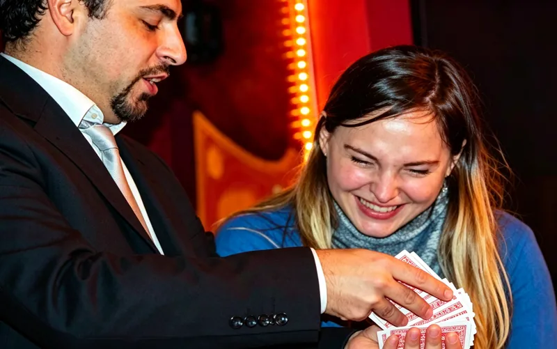 Truco de cartas con una invitada que no para de reírse