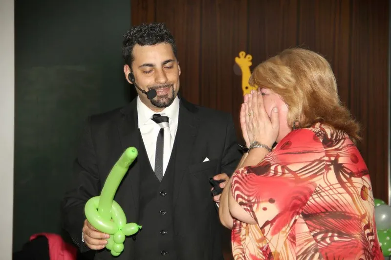 Una invitada se tapa la cara de la sorpresa