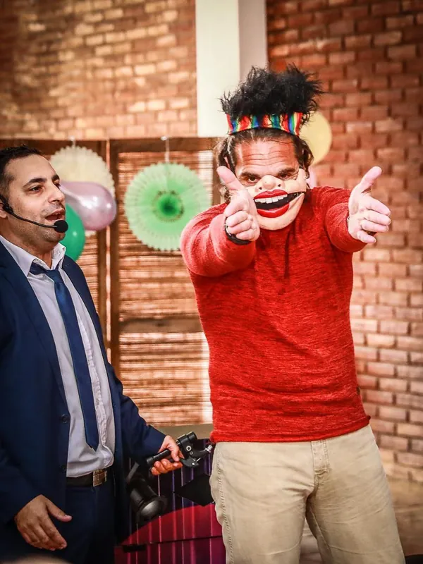 Un voluntario con una máscara divertida en pleno show