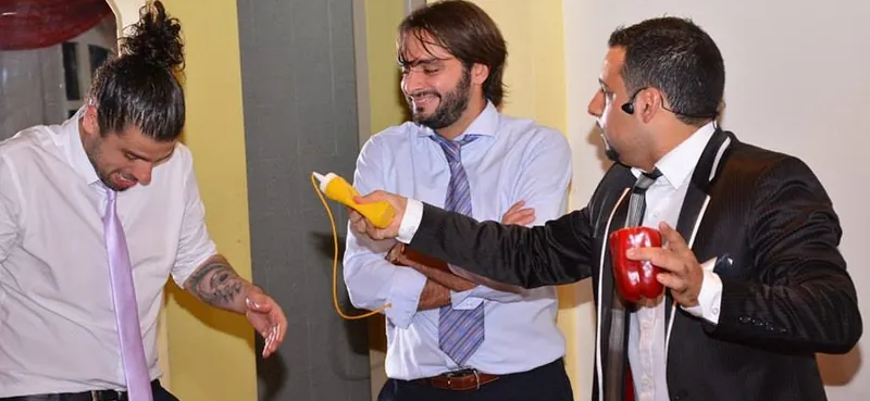 Dos voluntarios en un momento de humor