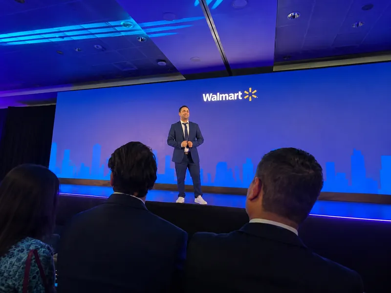 Komodín en el escenario de un evento de Walmart