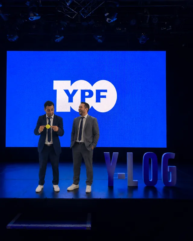 Komodín en el escenario de un evento de YPF